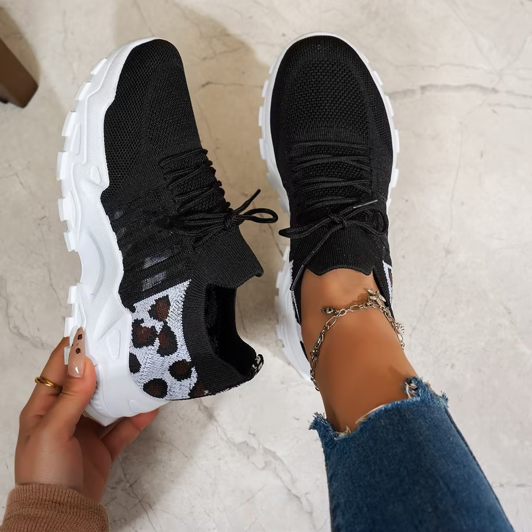 Γυναικεία Sneakers με Φαρδύ Μπροστινό και Στήριξη Καμάρας – Μαύρο/Λευκό